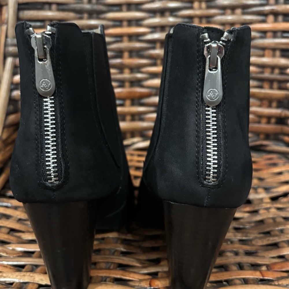 Adrienne Vittadini Baro black leather booties Chunky heel
Back zipper in size 8 - Picture 8 of 16